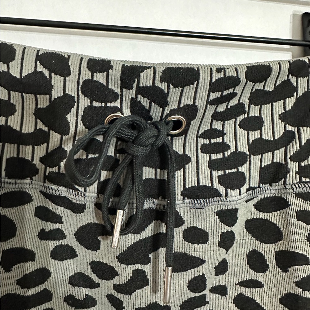 Twill Active Tie Waist Seamless Shorts Grey Leopard Print High Waist Size Large - Picture 8 of 11